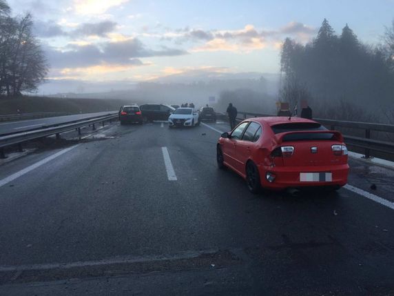 Huit véhicules ont été impliqués dans le carambolage. © Police cantonale fribourgeoise