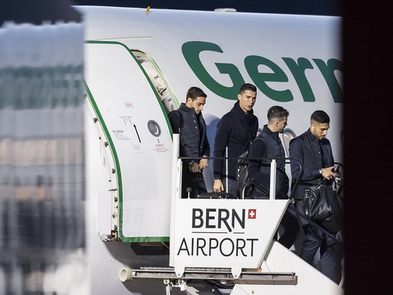 Cristiano Ronaldo et ses coéquipiers à leur descente de l'avion à l'aéroport de Berne-Belp. © KEYSTONE/EPA KEYSTONE/ANTHONY ANEX