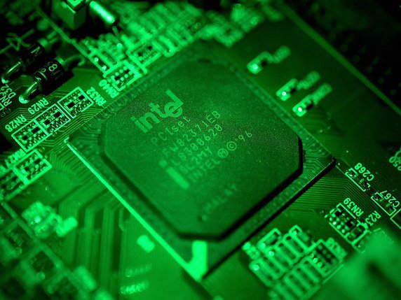Intel a trouvé un moyen d'empiler les circuits de puces d'ordinateur les uns sur les autres, permettant au fabricant américain de reprendre une longueur d'avance sur la concurrence (archives). © KEYSTONE/EPA/SASCHA STEINBACH
