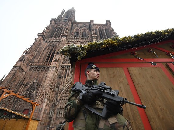 La France a été placée en "urgence attentat", alors que des centaines de membres des forces de l'ordre recherchaient l'auteur de la fusillade de Strasbourg. © KEYSTONE/EPA/PATRICK SEEGER