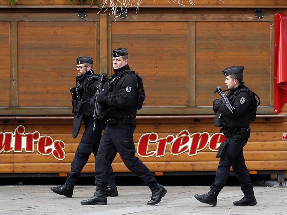 Des policiers patrouillent au Marché de Noël de Strasbourg, qui restera fermé jeudi. © KEYSTONE/EPA/RONALD WITTEK