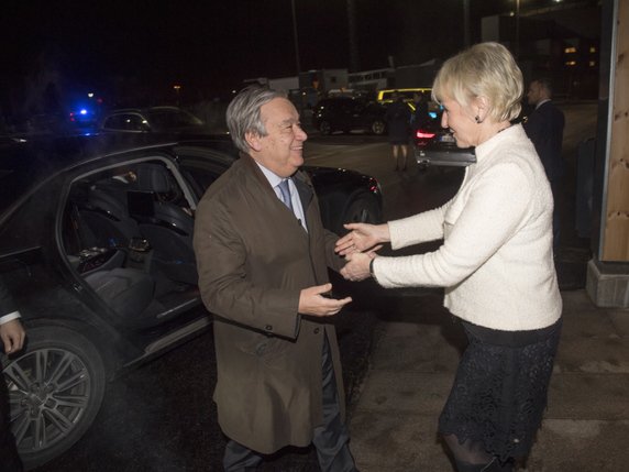 Le secrétaire général des Nations Unies, Antonio Guterres, est reçu par la ministre suédoise des Affaires étrangères, Margot Wallstrom, à son arrivée à l'aéroport Arlanda près de Stockholm. © KEYSTONE/EPA TT NEWS AGENCY/FREDRIK SANDBERG
