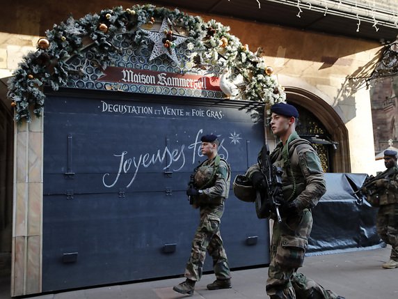 Le bilan des morts s'alourdit à Strasbourg après la fusillade au marché de Noël mardi. © KEYSTONE/AP/CHRISTOPHE ENA