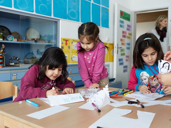Le Danemark oblige les enfants des quartiers défavorisés à fréquenter une garderie pour leur donner une chance de mieux s'intégrer (photo prétexte). © KEYSTONE/ELISABETH REAL