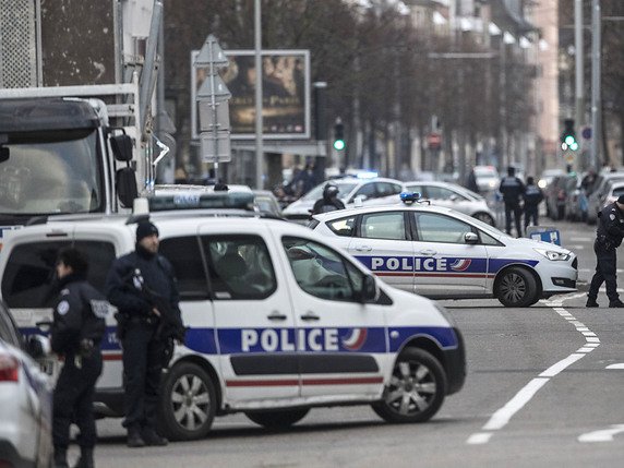 De nombreux véhicules de police ont été disposés en travers des rues du quartier du Neudorf pour bloquer la circulation. © KEYSTONE/AP/JEAN-FRANCOIS BADIAS