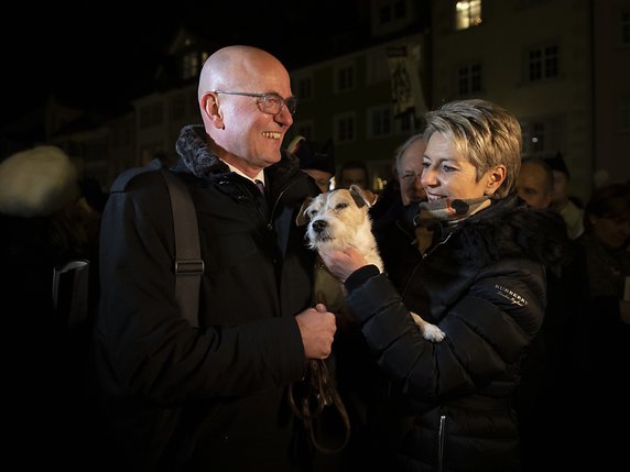 Ni le mari de la nouvelle conseillère fédérale, Morten, ni leur chien Picasso ne manquaient à l'appel lors des festivités de fin de journée à Wil (SG). © KEYSTONE/GIAN EHRENZELLER
