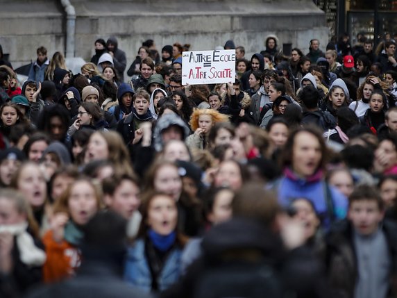 Les lycéens français mènent une mobilisation d'une "extrême violence" depuis deux semaines contre des réformes de l'Education nationale (archives). © KEYSTONE/EPA/IAN LANGSDON
