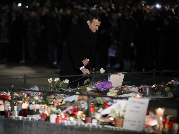 Emmanuel Macron a déposé soir une rose blanche devant le mémorial improvisé par les passants devant la statue du général Kléber, à Strasbourg. © KEYSTONE/EPA/RONALD WITTEK