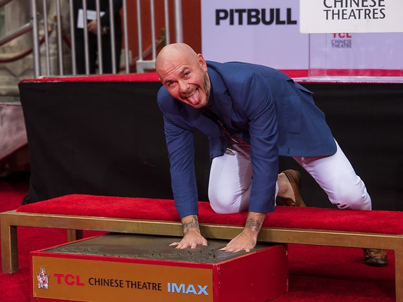 Armando Christian "Pitbull" Pérez a laissé l'empreinte de ses mains et de ses pieds sur le Hollywood Boulevard. © KEYSTONE/EPA/EUGENE GARCIA