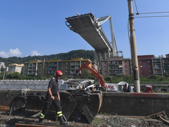 Les experts de l'Empa ont analysés 17 débris du pont Morandi, qui s'est effondré le 14 août dernier à Gênes (archives). © KEYSTONE/EPA ANSA/LUCA ZENNARO