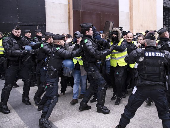 Des échauffourées ont éclaté entre les forces de l'ordre et des manifestants rassemblés près des Champs-Elysées. © KEYSTONE/EPA/ETIENNE LAURENT
