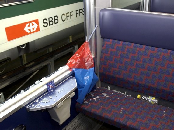 Ce n'est pas la première fois que les fans bâlois laissent des traces de leur passage dans le train spécial des CFF (Archives). © KEYSTONE/MARKUS STUECKLIN