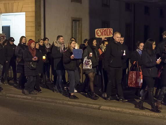 Près de 200 personnes ont répondu à l'appel des jeunes de la ville pour manifester leur solidarité. © KEYSTONE/ADRIEN PERRITAZ