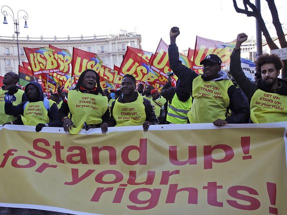 Certains manifestants portaient des gilets jaunes, comme en France, et citaient Bob Marley. © KEYSTONE/AP/ALESSANDRA TARANTINO