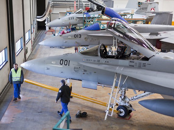 RUAG aurait surfacturé les frais d'entretien des avions de combat de l'armée; sur la photo, des F/A-18 dans un hangar de l'entreprise d'armement (archives). © KEYSTONE/GAETAN BALLY