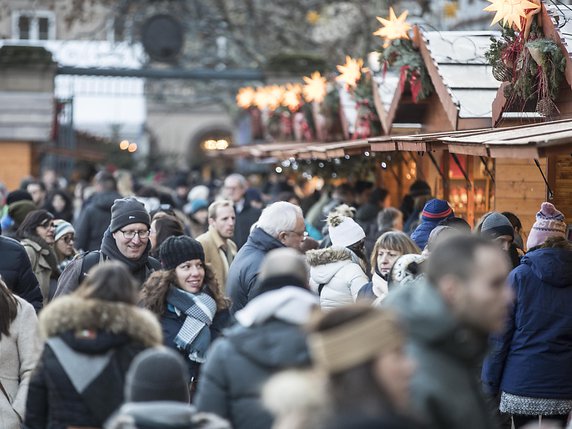 Samedi, une foule nombreuse s'est rendue au marché de Noël, un signe de "notre attachement à ce socle de valeurs sur lequel repose notre vivre-ensemble" selon le maire de Strasbourg (archives). © KEYSTONE/AP/JEAN-FRANCOIS BADIAS