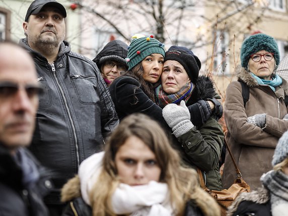 La plupart des personnes réunies sur la place Kléber affichait une grande émotion, beaucoup avec les larmes aux yeux. © KEYSTONE/AP/JEAN-FRANCOIS BADIAS