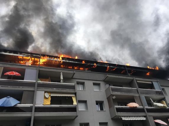 Après trois quarts d'heure, les hommes du feu se sont rendus maîtres du sinistre. © police cantonale