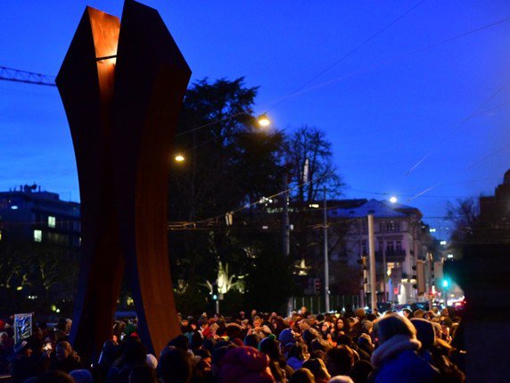 A Zurich, une sculpture haute de huit mètres représentant le mouvement de la Lumière de la Paix en Suisse a été allumée. © Lumière de la Paix Suisse