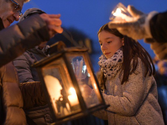 La flamme de Bethléem est passée de main en main à l'aide de bougies. © Lumière de la Paix Suisse