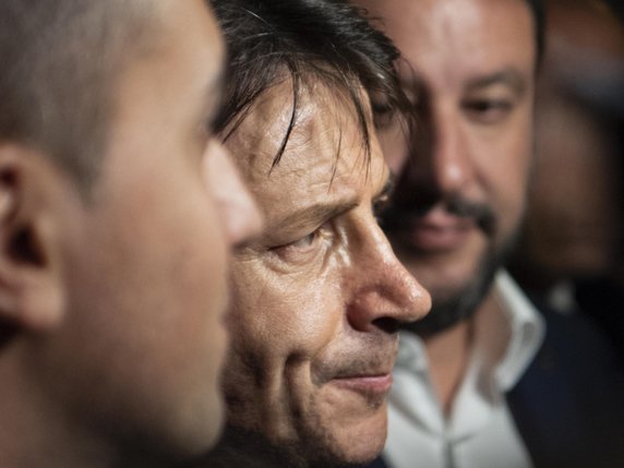 Giuseppe Conte, au centre du cliché, s'est entretenu avec Luigi di Maio, à gauche, et Matteo Salvini, à droite (archives). © KEYSTONE/EPA ANSA/CLAUDIO PERI