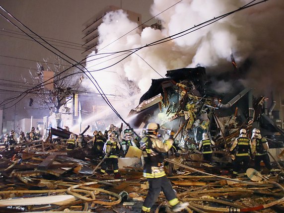 L'explosion dans un restaurant a provoqué l'effondrement de bâtiments voisins à Sapporo. © KEYSTONE/AP Kyodo News