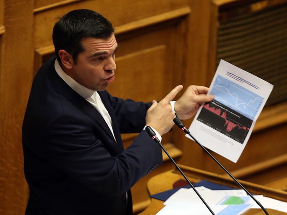 "Aujourd'hui nous votons le premier budget de l'ère post-'memoranda' (mesures de rigueur ndrl), un budget d'expansion budgétaire après huit ans d'austérité, notre propre budget", s'est félicité le Premier ministre Alexis Tsipras. © KEYSTONE/EPA ANA-MPA/ORESTIS PANAGIOTOU