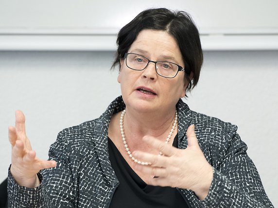 La conseillère d'Etat Anne-Claude Demierre a présenté une offre étendue pour les personnes souffrant d’addictions dans le canton de Fribourg (archives). © KEYSTONE/ANTHONY ANEX