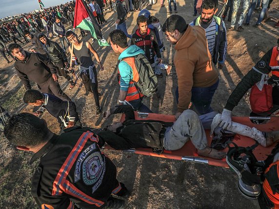 Plus de 40 Palestiniens ont été blessés dont deux journalistes et quatre membres des équipes médicales, selon le ministère de la Santé à Gaza. © KEYSTONE/EPA/MOHAMMED SABER