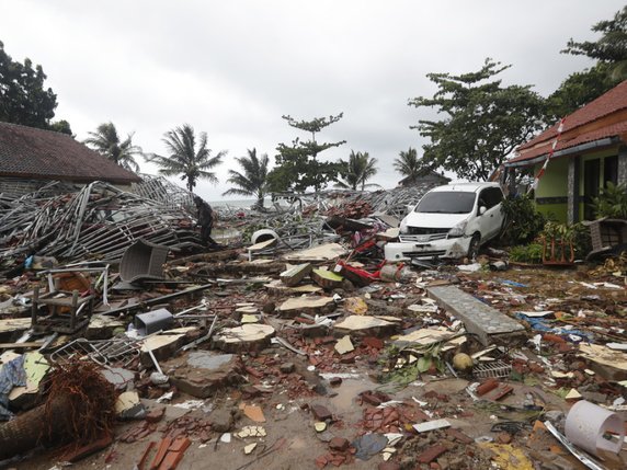 Selon l'Agence indonésienne de lutte contre les catastrophes naturelles, le nombre de victimes et l'importance des dégâts devaient encore s'aggraver. © Keystone/EPA/ADI WEDA