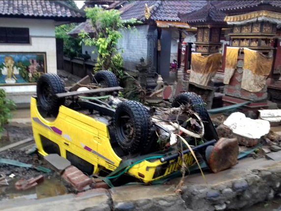 Des images de télévisions locales montrent des routes bloquées par les débris de maisons dévastées par le tsunami, des voitures et des arbres retournées. © KEYSTONE/EPA BNPB/BNPB / HANDOUT