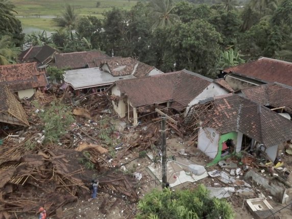 Arbres déracinés, toits arrachés, morceaux de bois et détritus divers: après le passage du tsunami, reste un paysage de désolation. © KEYSTONE/EPA/DIAN TRIYULI HANDOKO