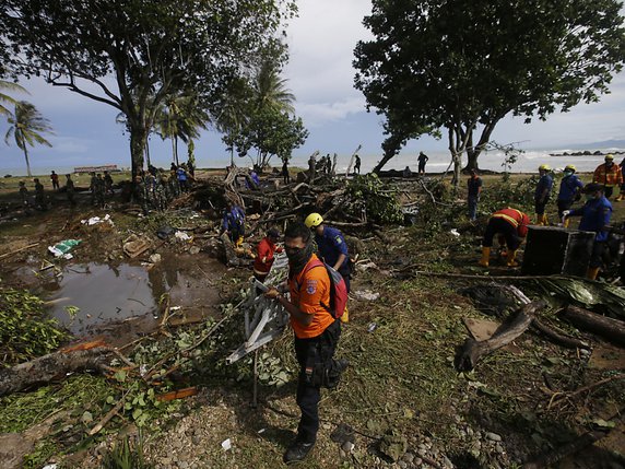 Les secouristes indonésiens cherchaient fébrilement lundi des survivants au tsunami. © KEYSTONE/AP/ACHMAD IBRAHIM