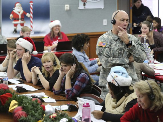 Quelque 1500 bénévoles prêtent main forte au Commandement militaire chargé de la sécurité aérienne des Etats-Unis et du Canada (Norad), qui suit la trace du Père Noël, pour répondre aux appels téléphoniques et aux courriels des enfants. © KEYSTONE/AP/BRENNAN LINSLEY