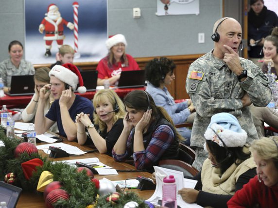 Plus de 1500 personnes prêtent main-forte au NORAD pour traquer le Père Noël. © KEYSTONE/AP/BRENNAN LINSLEY