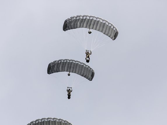 L'avion est passé à 40 mètres des deux parachutistes de l'armée suisse (archives). © KEYSTONE/GAETAN BALLY