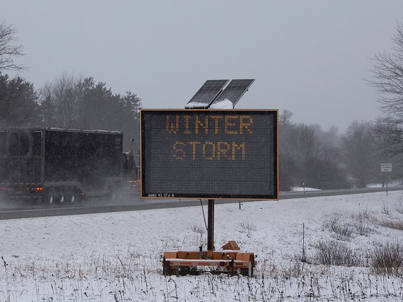 Les bourrasques de neige et les vents violents perturbent les transports dans une large partie des Etats-Unis (archives). © KEYSTONE/EPA/CJ GUNTHER
