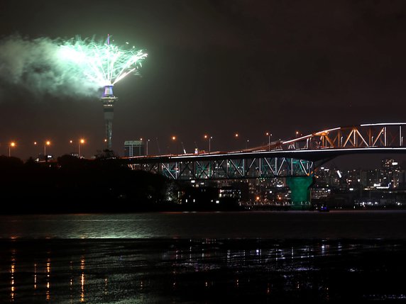 Feu d'artifice sur la Sky Tower à Auckland pour saluer la nouvelle année © KEYSTONE/AP New Zealand Herald/DOUG SHERRING