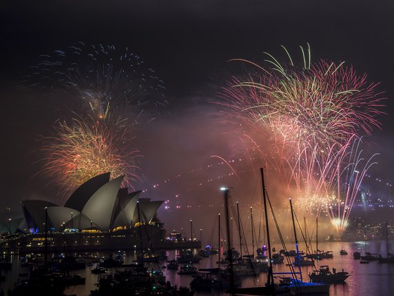 Pour marquer le début de 2019, Sydney s'est illuminée grâce au plus grand feu d'artifice jamais tiré sur l'imposant pont qui enjambe son emblématique baie. © KEYSTONE/EPA AAP/BRENDAN ESPOSITO
