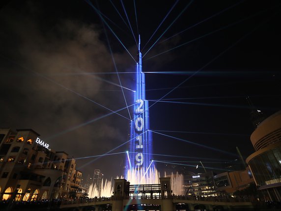 A Dubai, les feux d'artifice ont illuminé la tour la plus haute du monde, Burj Khalifa. © KEYSTONE/EPA/ALI HAIDER