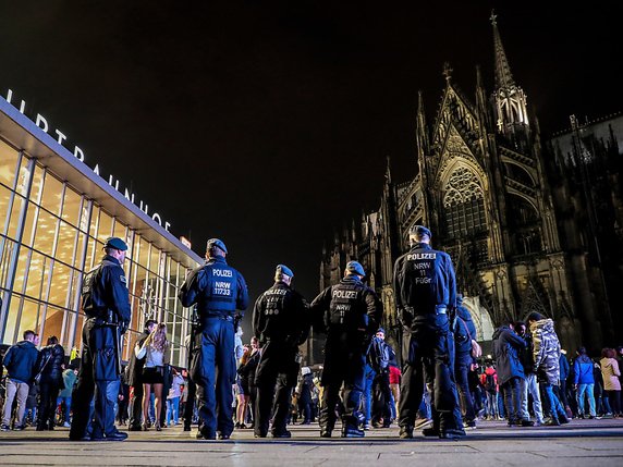 Les célébrations vont se propager au fil des heures dans le monde entier, parfois dans un contexte de forte présence policière en raison des risques d'attentat. Ici à Cologne en Allemagne. © KEYSTONE/EPA/FRIEDEMANN VOGEL