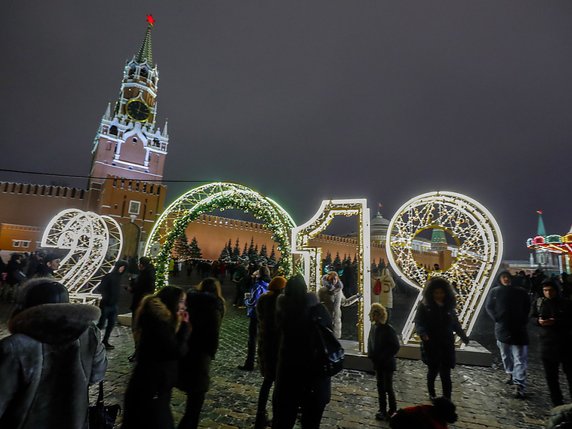Le Nouvel An est célébré successivement en Russie à travers les neuf fuseaux horaires que compte le pays. Ici à Moscou. © KEYSTONE/EPA/SERGEI ILNITSKY