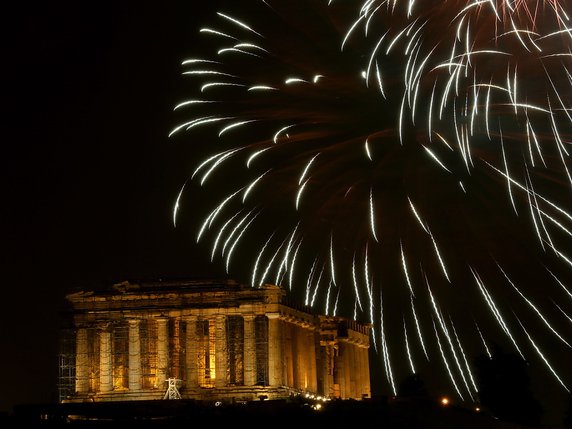 Les feux ont illuminé l'Acropole d'Athènes. © KEYSTONE/EPA ANA-MPA/ORESTIS PANAGIOTOU