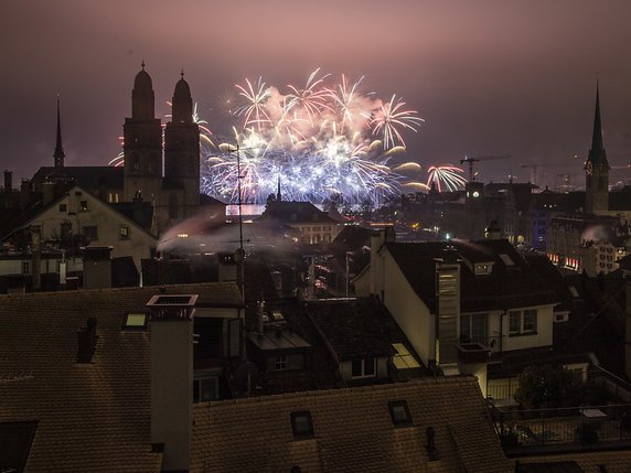 Des milliers de personnes ont festoyé à Zurich pour célébrer le passage de la nouvelle année marqué par les traditionnels feux d'artifice. © KEYSTONE/EPA KEYSTONE/ENNIO LEANZA