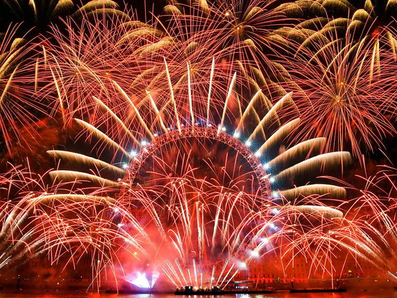 Le feu d'artifice tiré sur le London Eye était ainsi accompagné de musiques d'artistes d'Europe continentale. © KEYSTONE/EPA/PETE MACLAINE