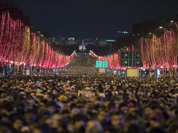 Les Champs-Elysées étaient noirs de monde pour le passage à 2019. © KEYSTONE/EPA/IAN LANGSDON