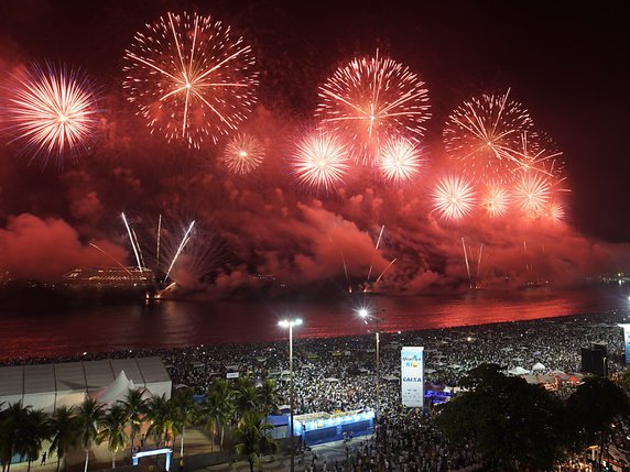 Les feux d'artifice ont illuminé le ciel de la plage brésilienne de Copacabana. © KEYSTONE/AP/LEO CORREA