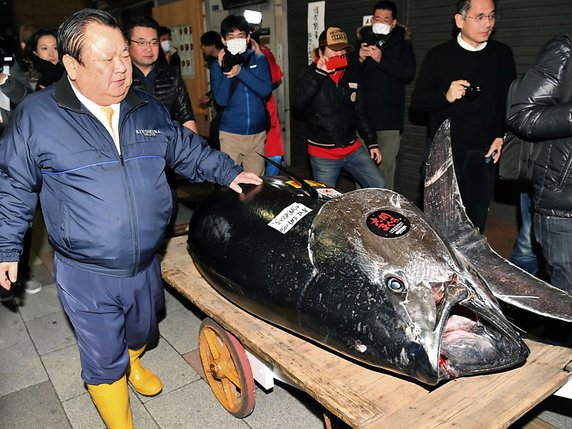 "C'est un beau thon, plus cher que prévu", a commenté l'acheteur du plus gros morceau, Kiyoshi Kimura. Le patron de la chaîne de restaurants Sushi Zanmai a en effet déboursé plus de 3 millions de francs pour ce poisson de 278 kilos, un record. © KEYSTONE/AP Kyodo News/KOKI SENGOKU