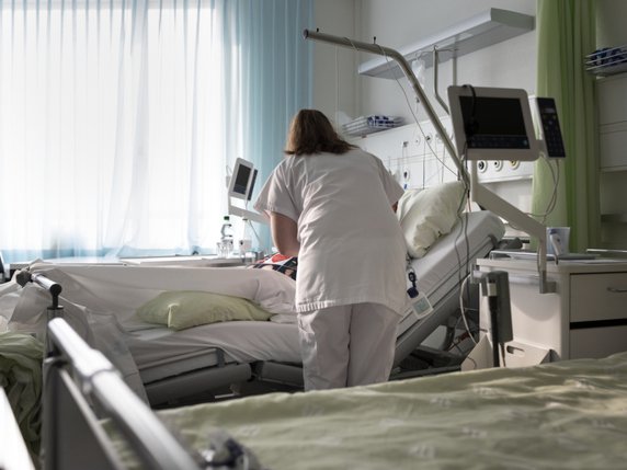 Le personnel hospitalier a remarqué que la femme était enceinte lorsqu'il l'a entendue gémir (archives). © KEYSTONE/GAETAN BALLY