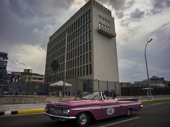 Les Etats-Unis ont retiré la moitié de leur personnel de l'ambassade américaine à La Havane suite à ce que les autorités américaines appellent des attaques acoustiques (archives). © KEYSTONE/AP/RAMON ESPINOSA